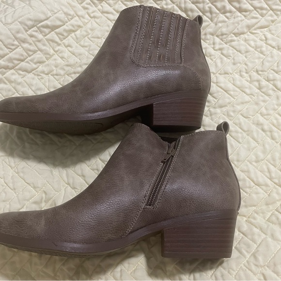 NIB Size 8 Kim Rogers Dark Brown Ankle Booties - Picture 1 of 7